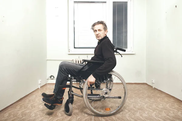 Zavallı Dairesinde Tekerlekli Sandalyede Oturan Engelli Bir Adam — Stok fotoğraf