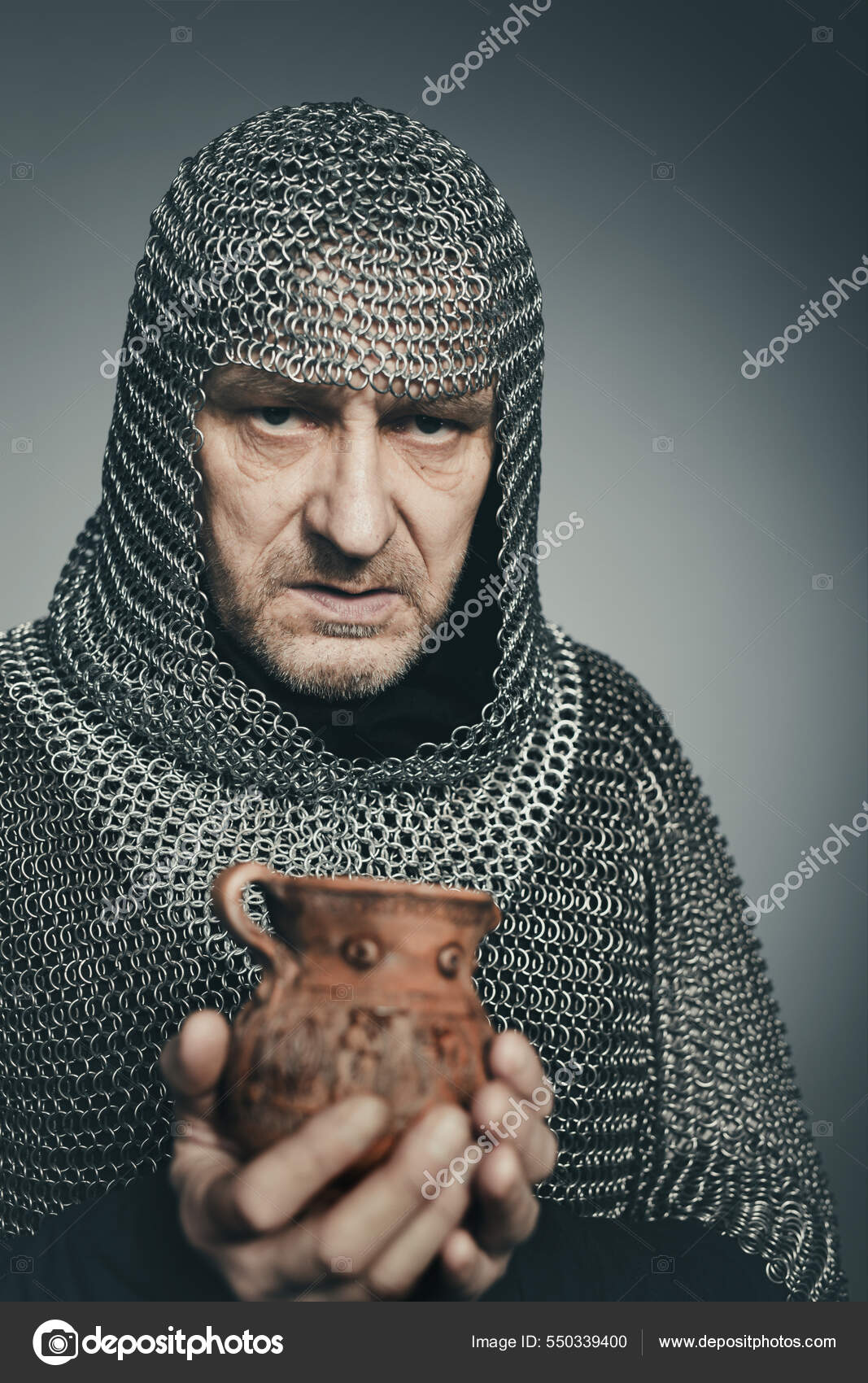 Mittelalterliche Infanterie Bewaffneter Mann Kettenrüstung Hält Tonkrug ...
