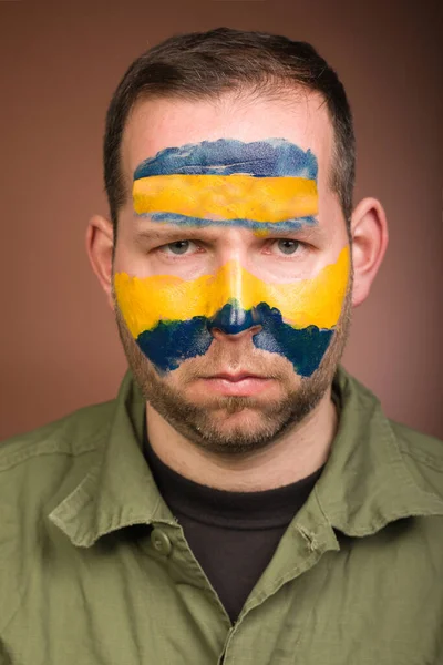 Człowiek Wyrażający Szacunek Dla Ukrainy Narodowymi Kolorami Twarzy — Zdjęcie stockowe