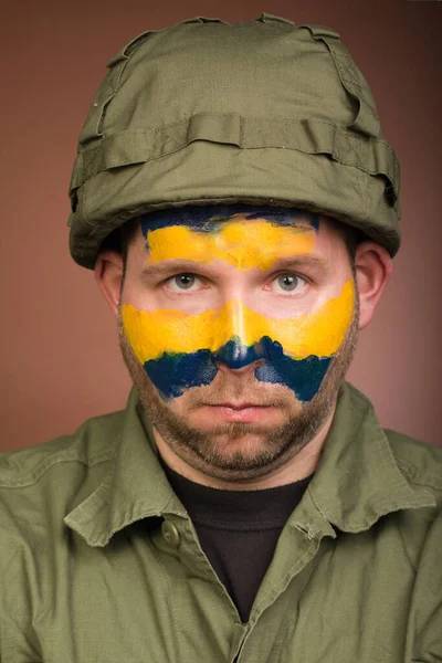 Hombre Expresando Respeto Ucrania Con Colores Nacionales Cara —  Fotos de Stock