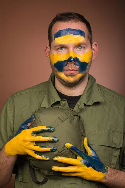 Άνθρωπος Εκφράζοντας Σεβασμό Για Την Ουκρανία Εθνικά Χρώματα Στο Πρόσωπο — Φωτογραφία Αρχείου