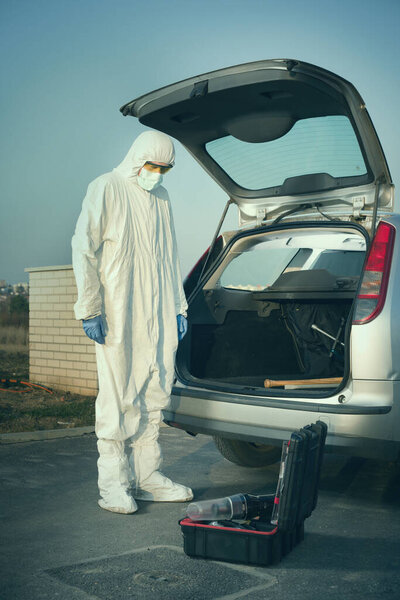 Криминолог собирает доказательства с помощью вакуумного и микрофильтра