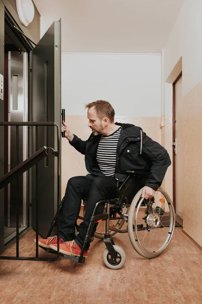 Handicapés Fauteuil Roulant Utilisant Ascenseur Dans Immeuble — Photo