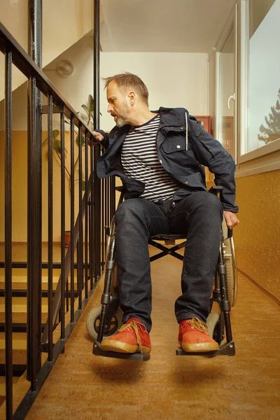 Homme Handicapé Fauteuil Roulant Dans Couloir Immeuble — Photo