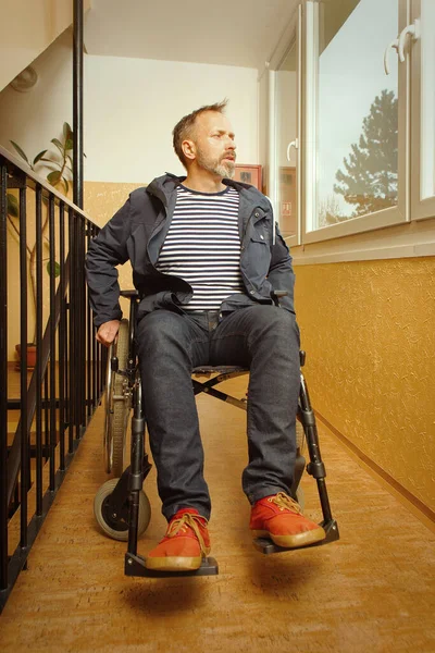 公寓楼走廊中轮椅上的残疾人 — 图库照片