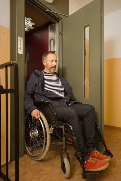 Homem Com Deficiência Cadeira Rodas Usando Elevador Casa Apartamento — Fotografia de Stock