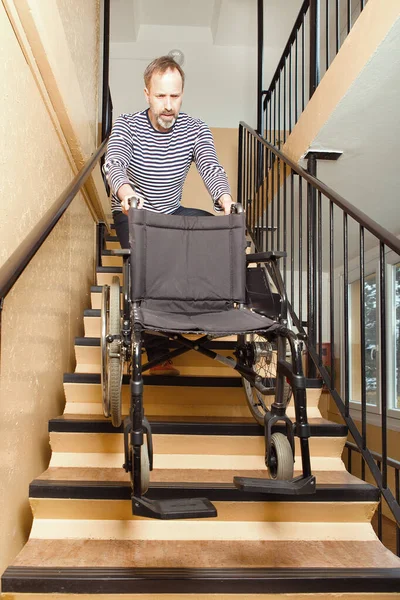 Man Helping Move Wheel Chair Downstairs Prefab House — Stock Photo, Image