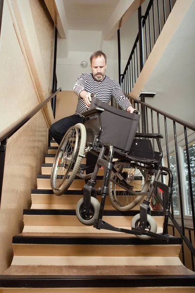 Homem Ajudando Mover Cadeira Rodas Andar Baixo Casa Pré Fabricada — Fotografia de Stock