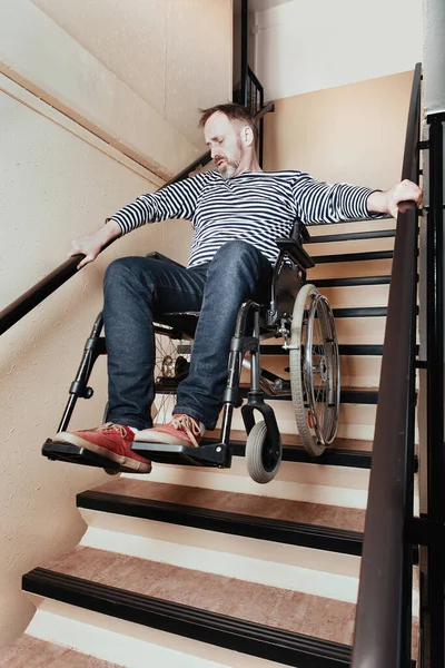 Homem Com Deficiência Cadeira Rodas Descendo Escadas — Fotografia de Stock