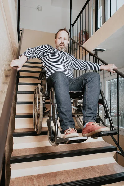 Homme Handicapé Fauteuil Roulant Descendant Les Escaliers — Photo