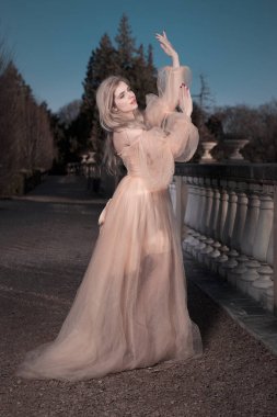 Gece kalesi bahçesinde poz veren güzel bir bayan.