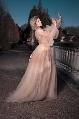 Gece kalesi bahçesinde poz veren güzel bir bayan.