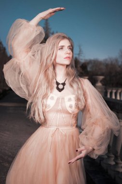 Gece kalesi bahçesinde poz veren güzel bir bayan.