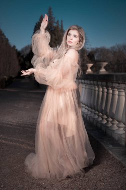 Gece kalesi bahçesinde poz veren güzel bir bayan.