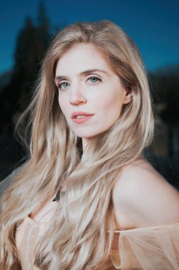 Gece kalesi bahçesinde poz veren güzel bir bayan.