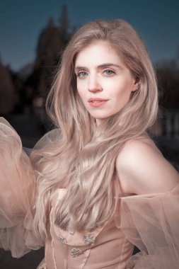 Gece kalesi bahçesinde poz veren güzel bir bayan.