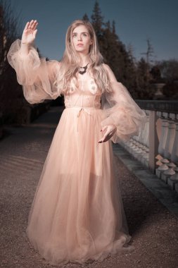 Gece kalesi bahçesinde poz veren güzel bir bayan.