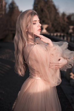 Gece kalesi bahçesinde poz veren güzel bir bayan.