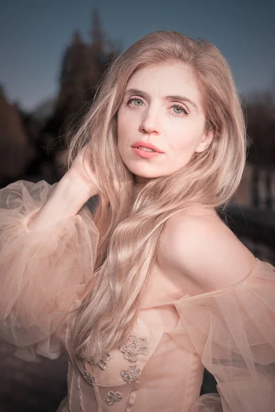 Gece kalesi bahçesinde poz veren güzel bir bayan.