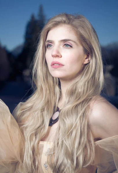 Gece kalesi bahçesinde poz veren güzel bir bayan.