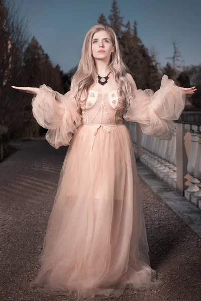 Gece kalesi bahçesinde poz veren güzel bir bayan.