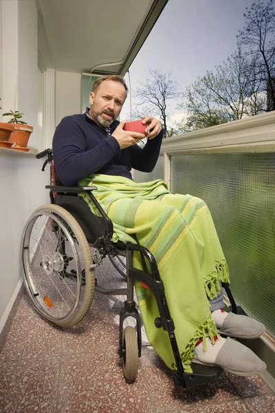 Homem Com Deficiência Cadeira Rodas Desfrutando Bom Dia Varanda — Fotografia de Stock