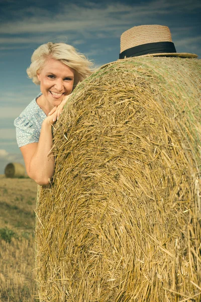 Pretty Lady Summer Apparel Posing Harvested Cornfield — Fotografia de Stock