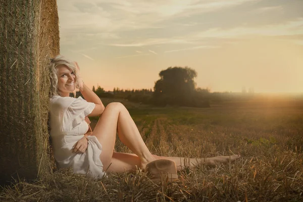 Pretty Lady Summer Apparel Posing Harvested Cornfield — Stock fotografie