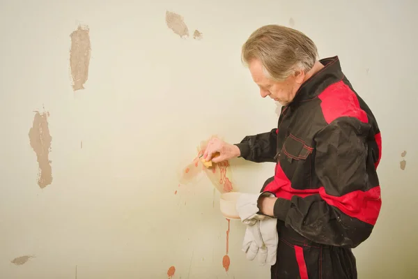 Older Man Working Empty Apartment Cleaning Dirty Walls — Photo