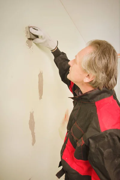 Older Man Working Empty Apartment Sanding Repair Walls Painting — Photo