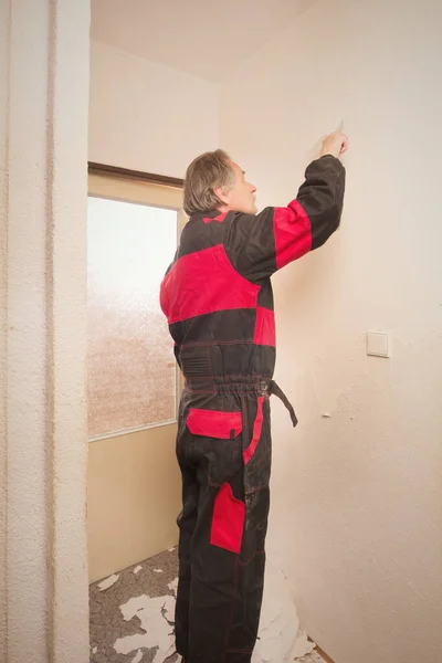 Older Man Removing Old Wallpapers Walls Empty Apartment — Stock Photo, Image