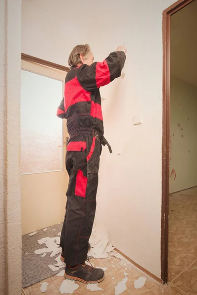 Older Man Removing Old Wallpapers Walls Empty Apartment — Zdjęcie stockowe