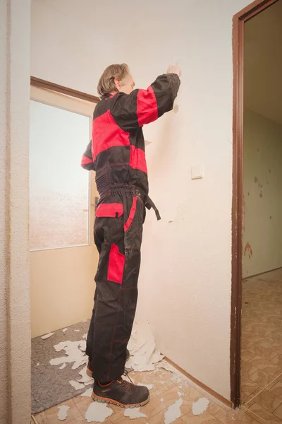 Older Man Removing Old Wallpapers Walls Empty Apartment — Stock Photo, Image