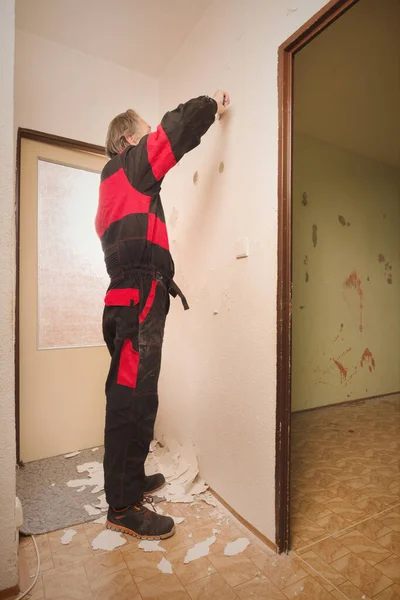 Older Man Removing Old Wallpapers Walls Empty Apartment — Foto Stock