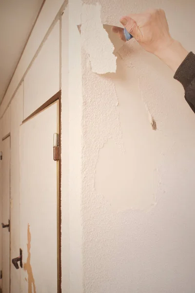 Older Man Removing Old Wallpapers Walls Empty Apartment — Stock Photo, Image