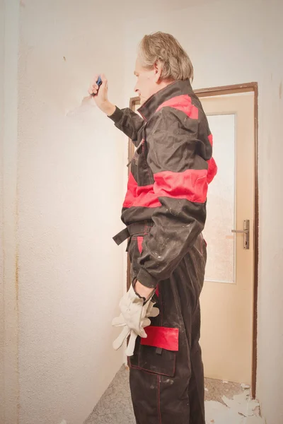 Older Man Removing Old Wallpapers Walls Empty Apartment — Fotografia de Stock