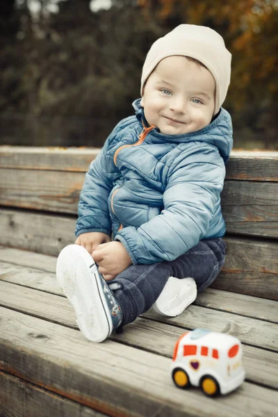 Petit Garçon Dans Parc Automne Posant Pour Portrait Sur Banc — Photo