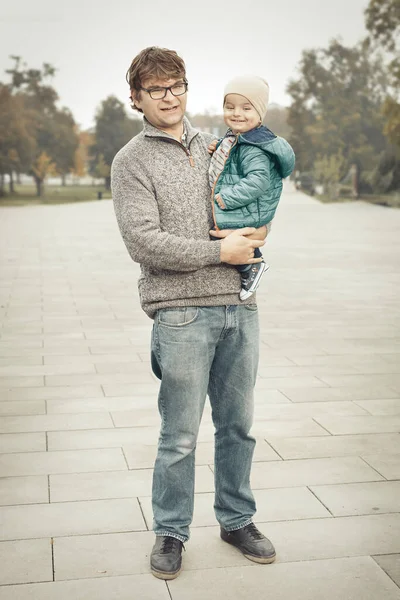 秋の公園で一日を楽しむ父と息子のカップル — ストック写真