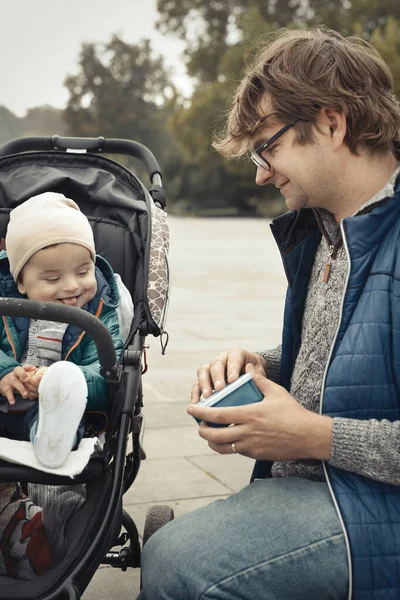 Couple Père Fils Calèche Dans Parc Automne — Photo