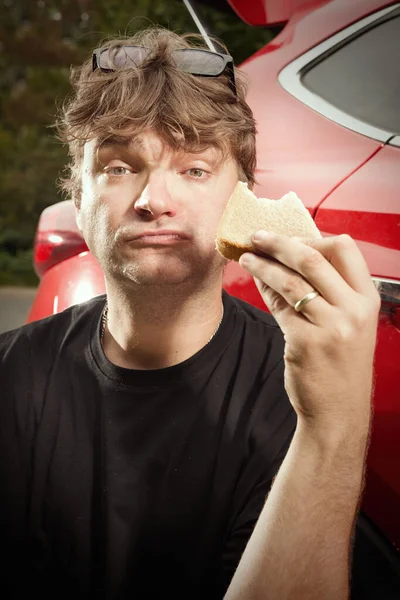 Autofahrer Isst Nach Reparaturarbeiten Sandwich — Stockfoto
