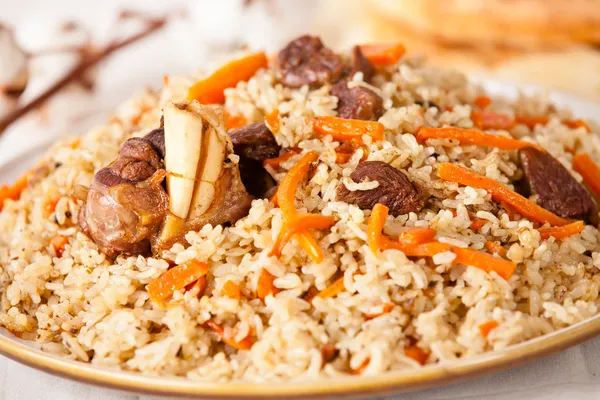Узбекский плов на тарелке Стоковая Картинка