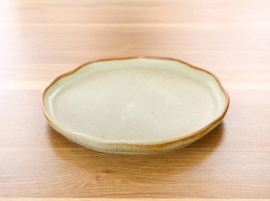 Ahşap masa arka planında modern tabak