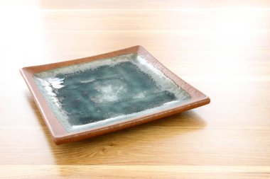 Ahşap masa arka planında modern tabak