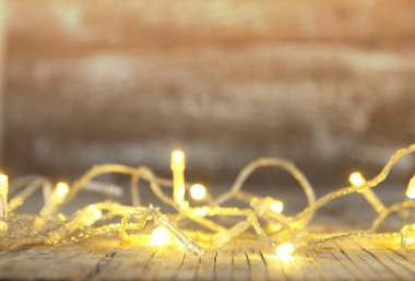 Ahşap tablo ve soyut bokeh ışık arkaplanı bulanıklığı