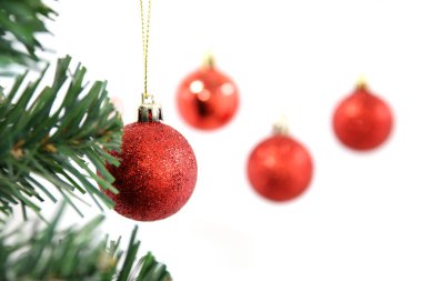 Noel ağacında asılı kırmızı Noel balosu