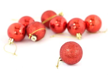 Kırmızı Noel topu beyaz arkaplanda izole edilmiş