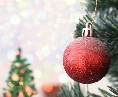 Noel ağacında bokeh ile asılı duran kırmızı Noel balosu