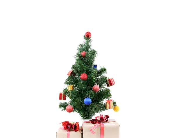 Yeni Yıl Için Dekore Edilmiş Noel Ağacı Beyaz Arka Planda — Stok fotoğraf