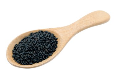 Beyaz arkaplanda izole edilmiş fesleğen tohumları