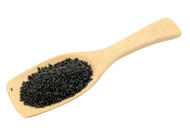 Beyaz arkaplanda izole edilmiş fesleğen tohumları